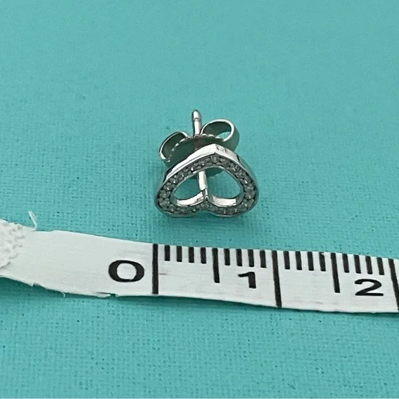 ❌SOLD❌Tiffany white gold diamond metro heart earrings - Picture 9 of 10